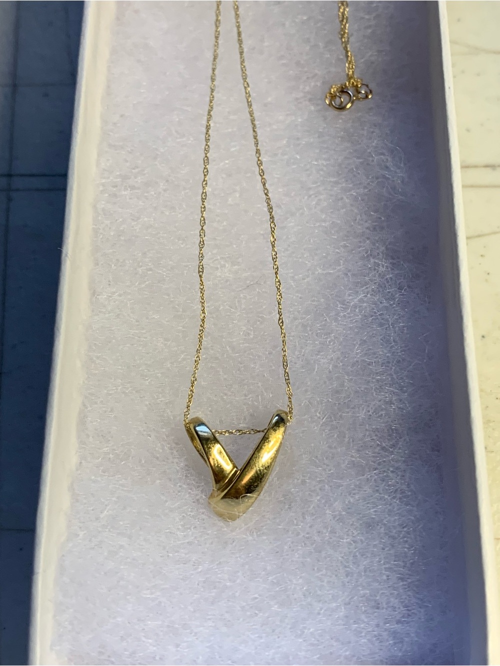 Elegant 10kt Gold V-Shaped Pendant Necklace - Women Jewelry. Beautiful